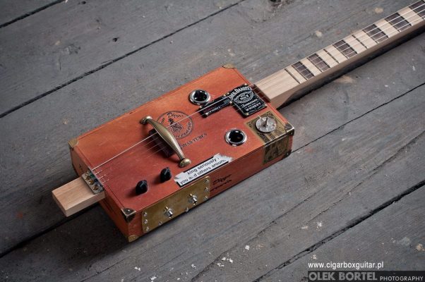 dlutapl-miku-gitara-z-pudelka-po-cygarach