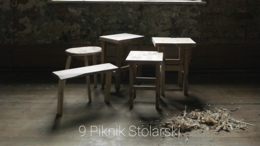 Cztery różne drewniane stołki wykonane własnoręcznie przez uczestników Pikniku Stolarskiego