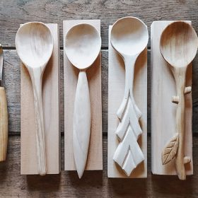 drewniane łyżki i noże
