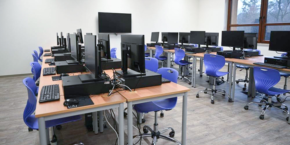 sala komputerowa - Drzewna w Garbatce