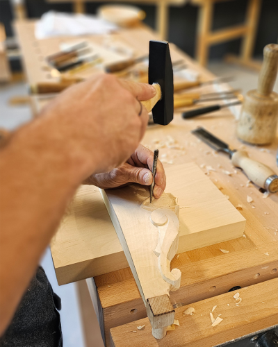 rzeźbienie tympanonu